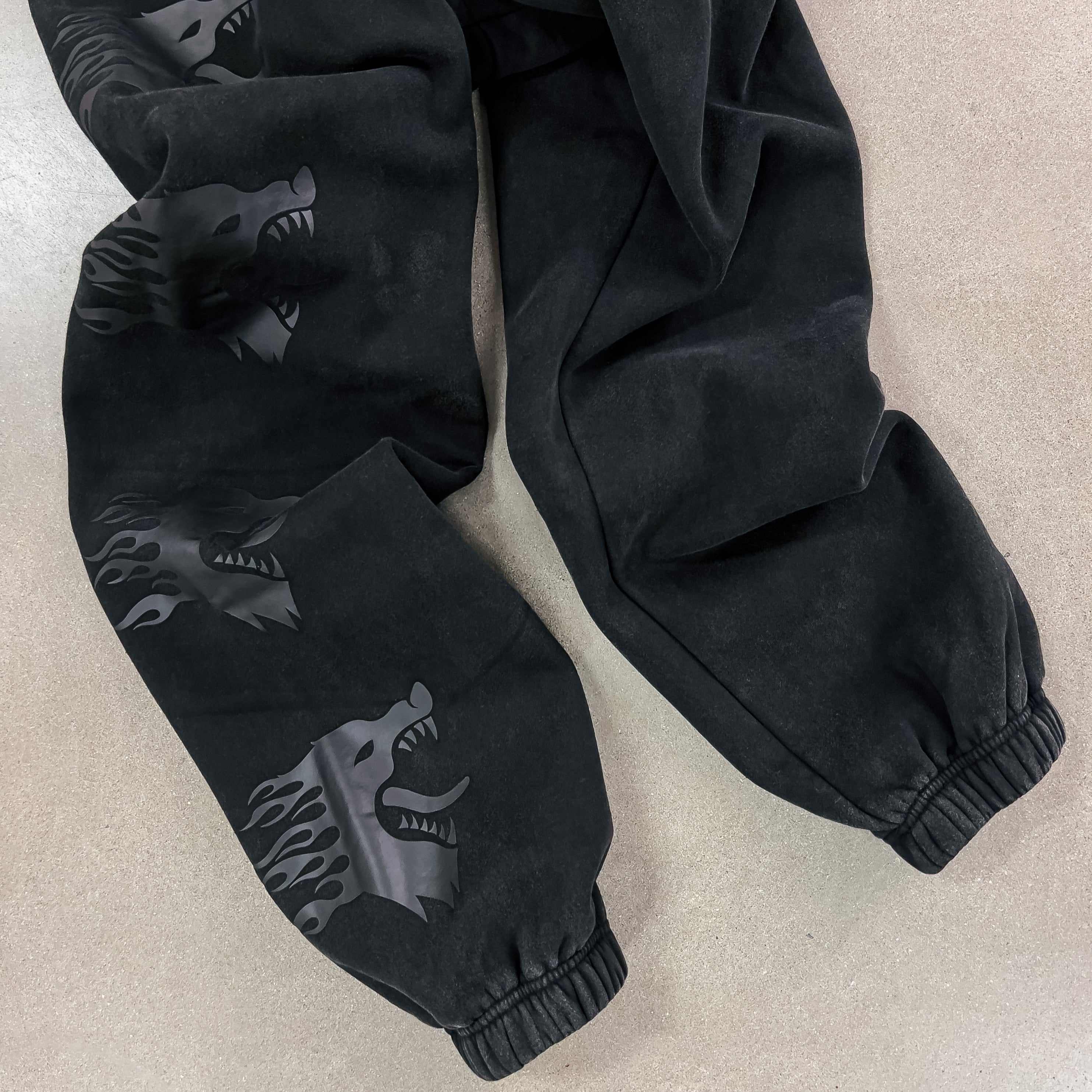 HEAVYWEIGHT LUX WAR WOLF SWEATPANTS - BLACKOUT