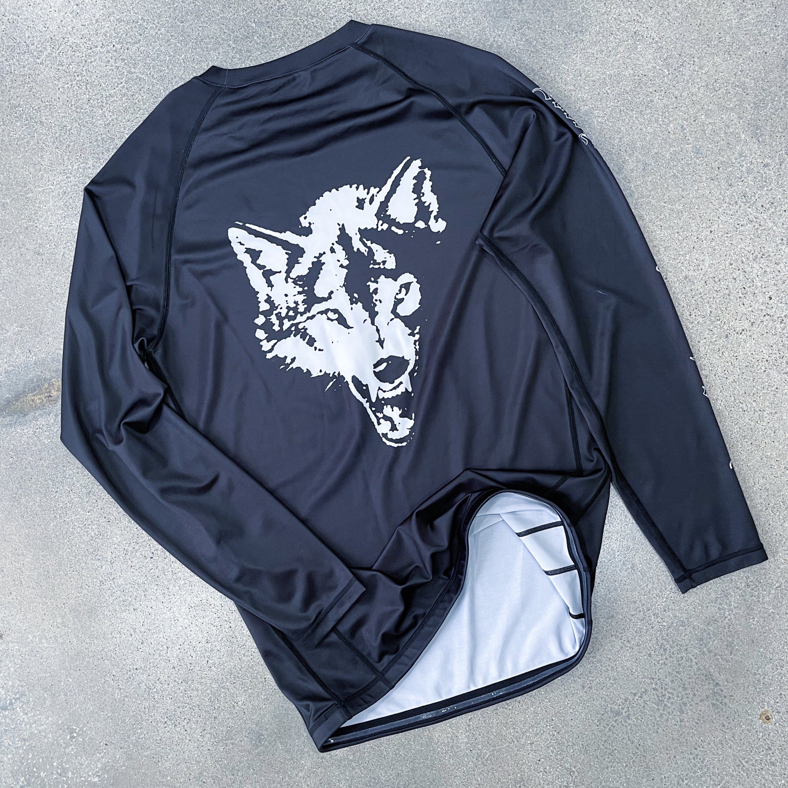 LONE WOLF RASH GUARD - BLACK / WHITE