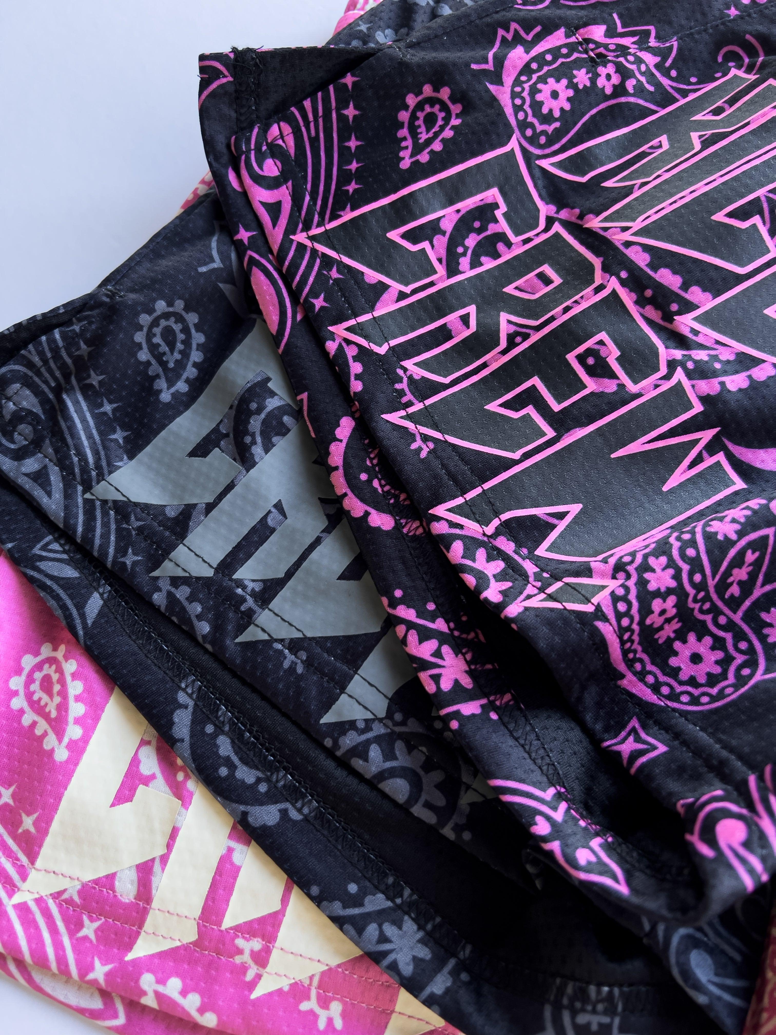 MUAY THAI SHORTS (MID THIGH CUT) BANDANA - BLACK / PINK