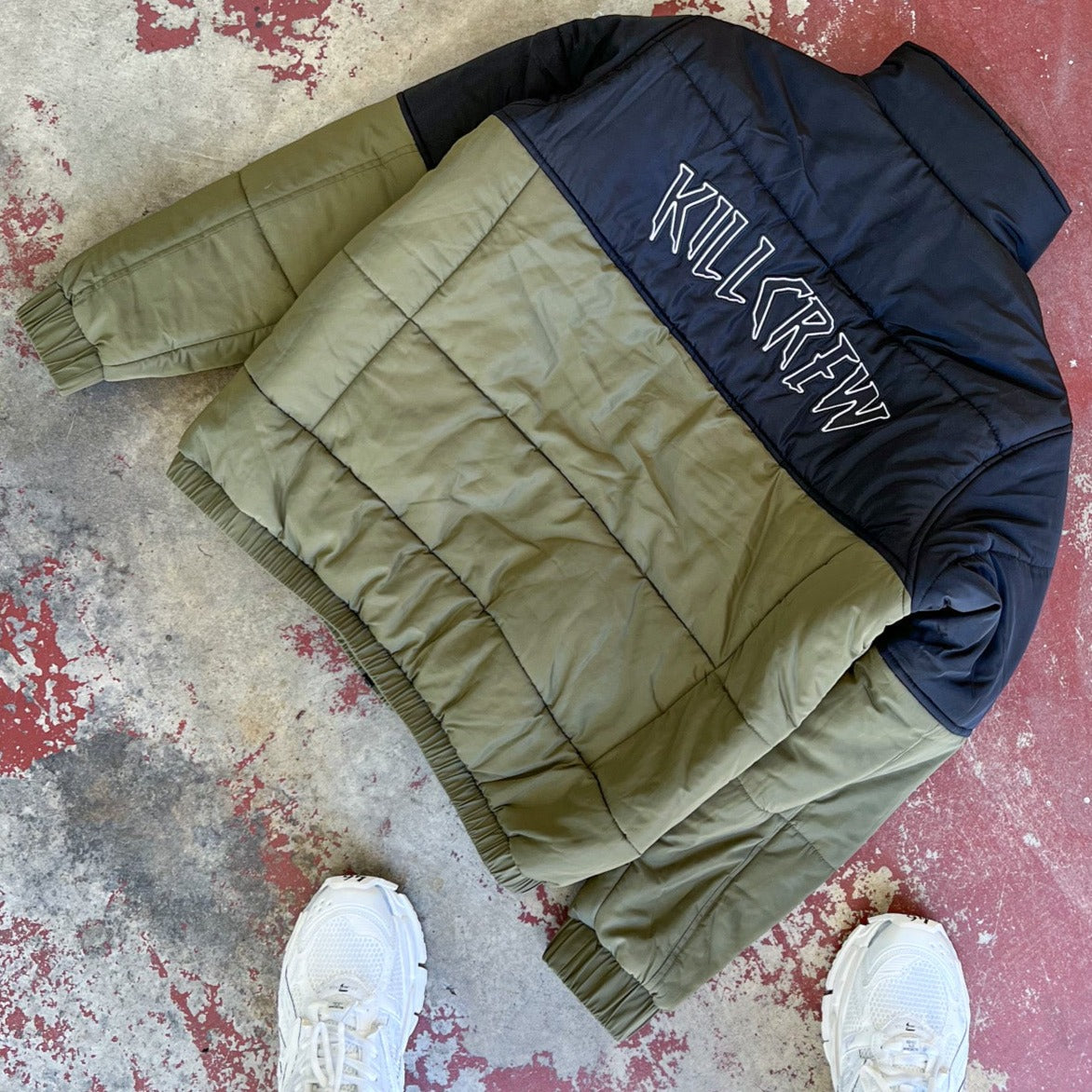 WOLF PUFFER JACKET - OLIVE / BLACK