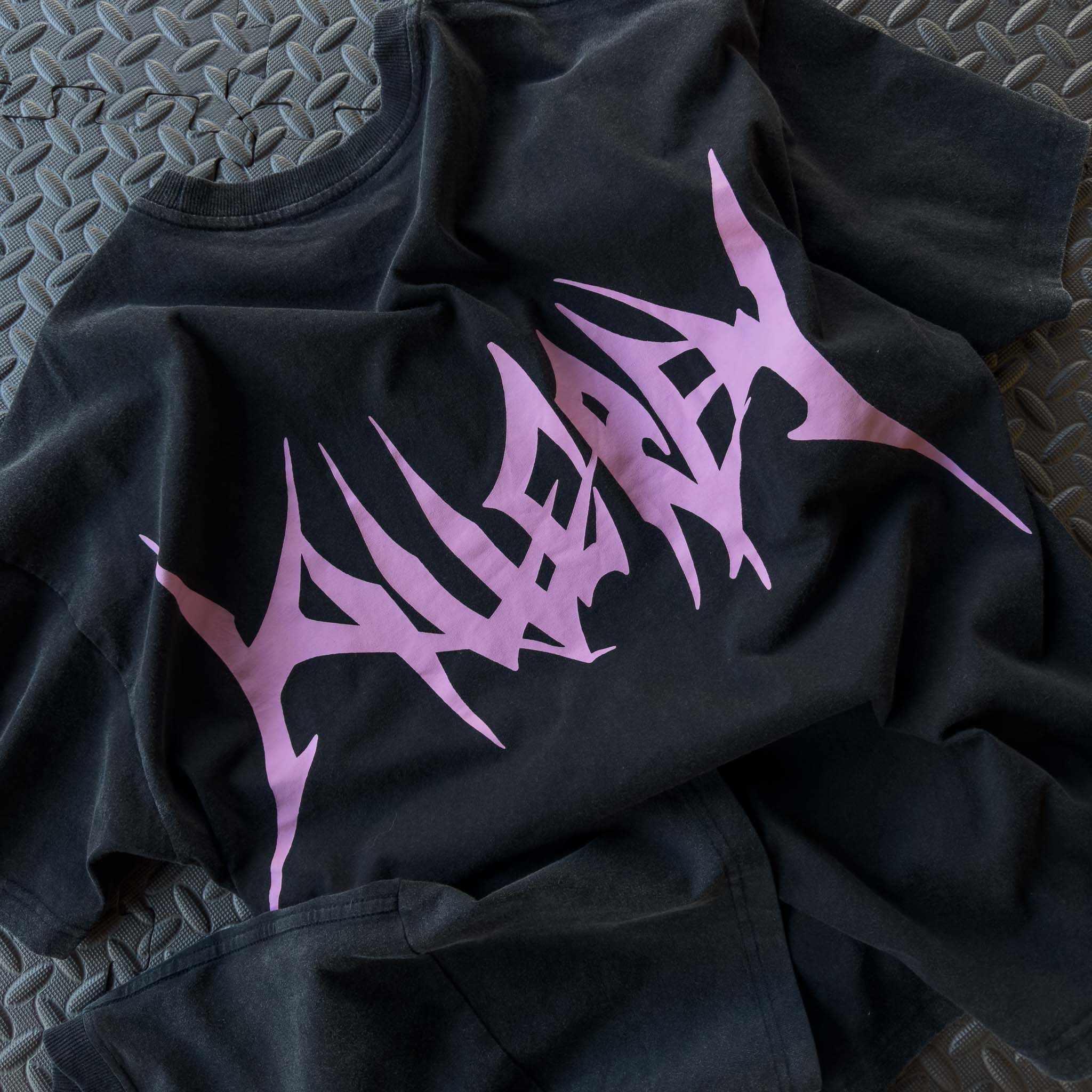 RELAXED FIT COMFORT ZONE T-SHIRT - BLACK / PINK