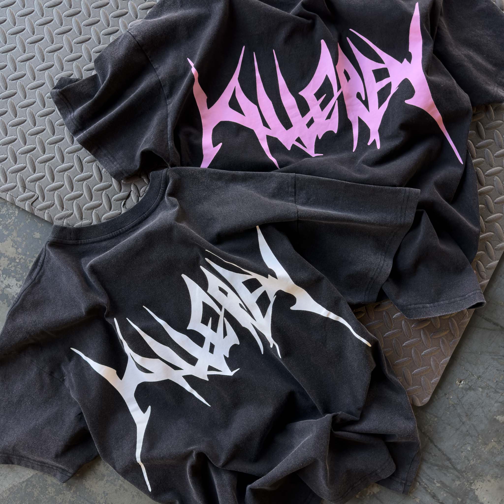 RELAXED FIT COMFORT ZONE T-SHIRT - BLACK / PINK