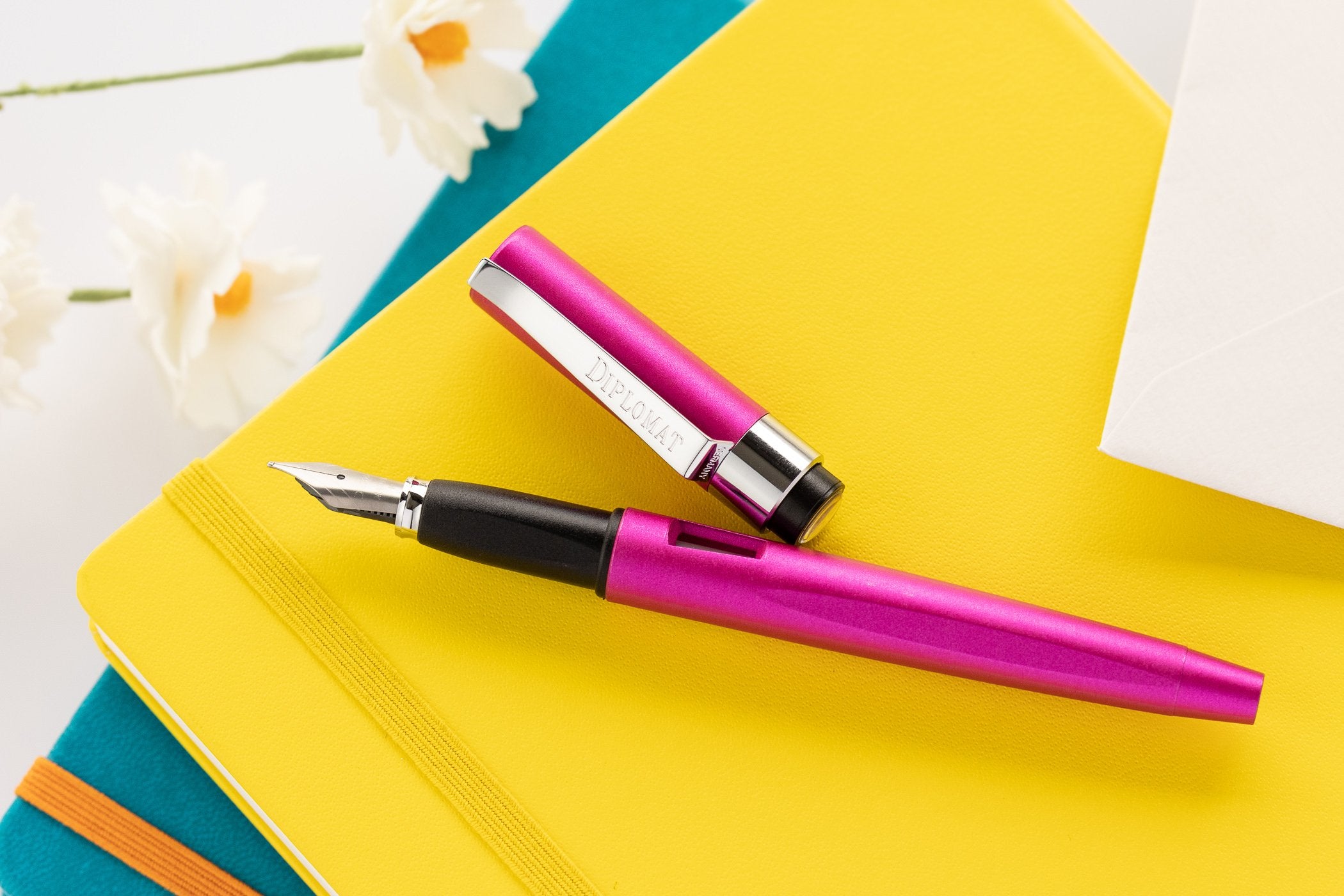 Diplomat Magnum Fountain Pen - Hot Pink