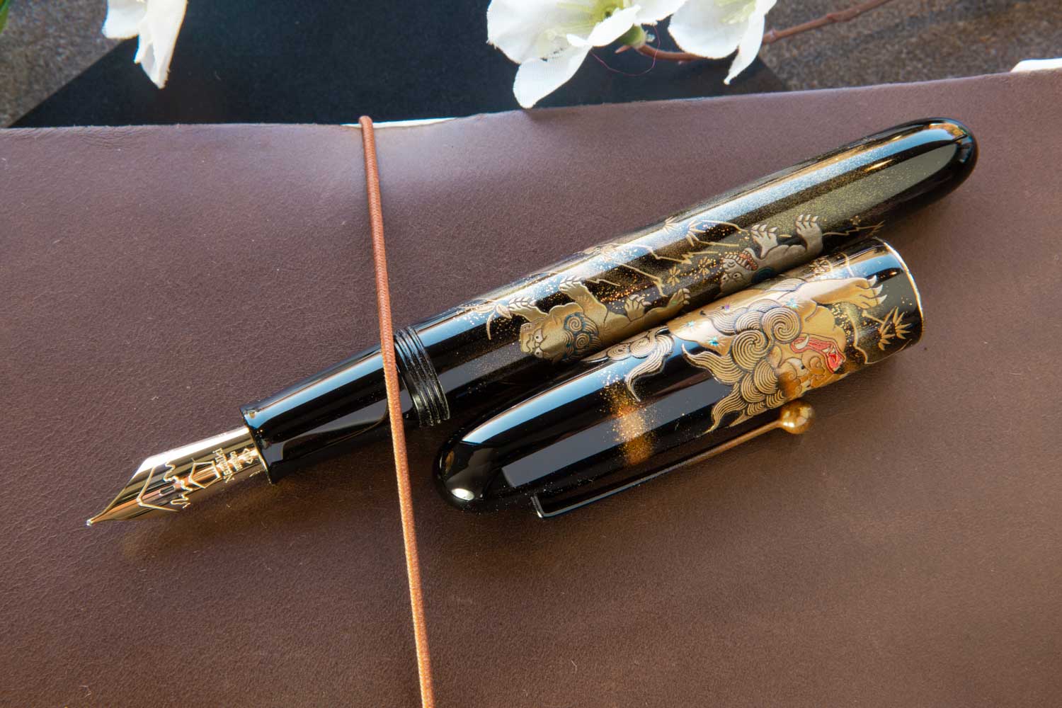 Namiki Yukari Royale Maki-e Fountain Pen - Lioness and Cubs