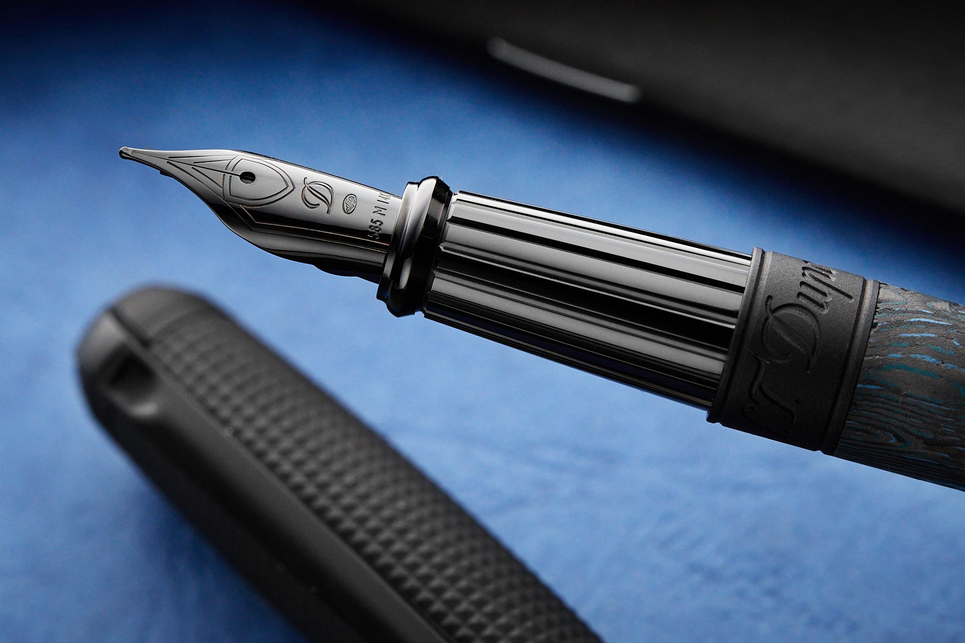 S.T. Dupont Line D Large Carbon Fountain Pen - Glacial Cave