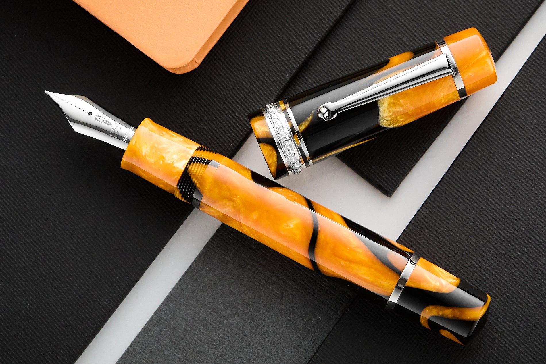 Delta DV Original Oversize Fountain Pen - Masterpiece