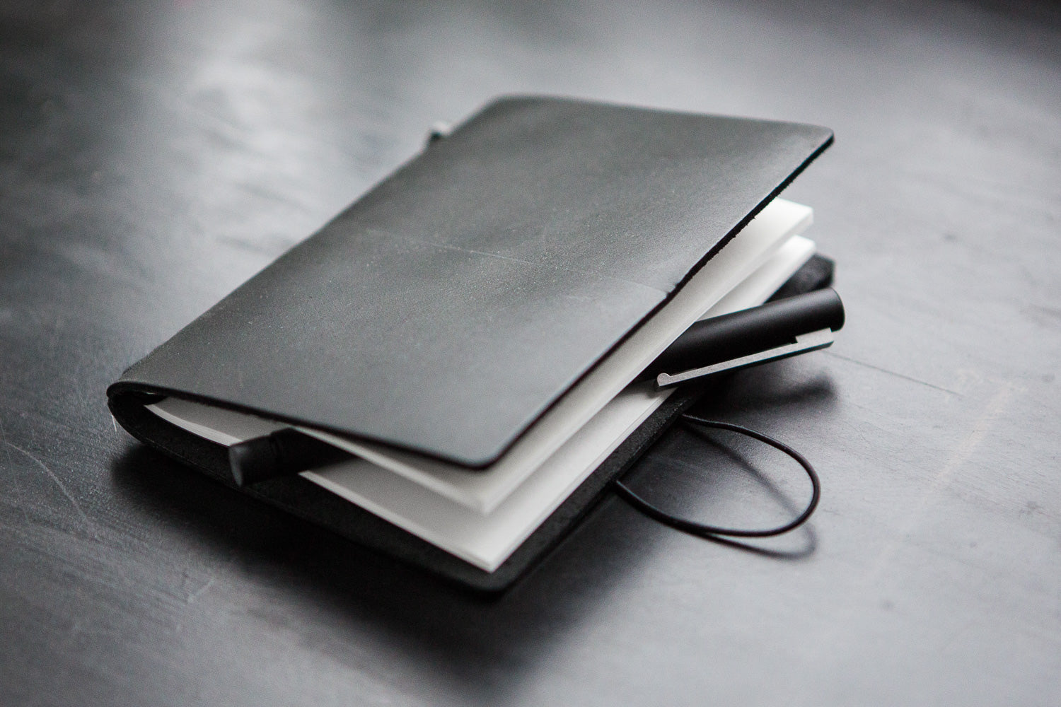 Traveler's Notebook - Black (Passport)