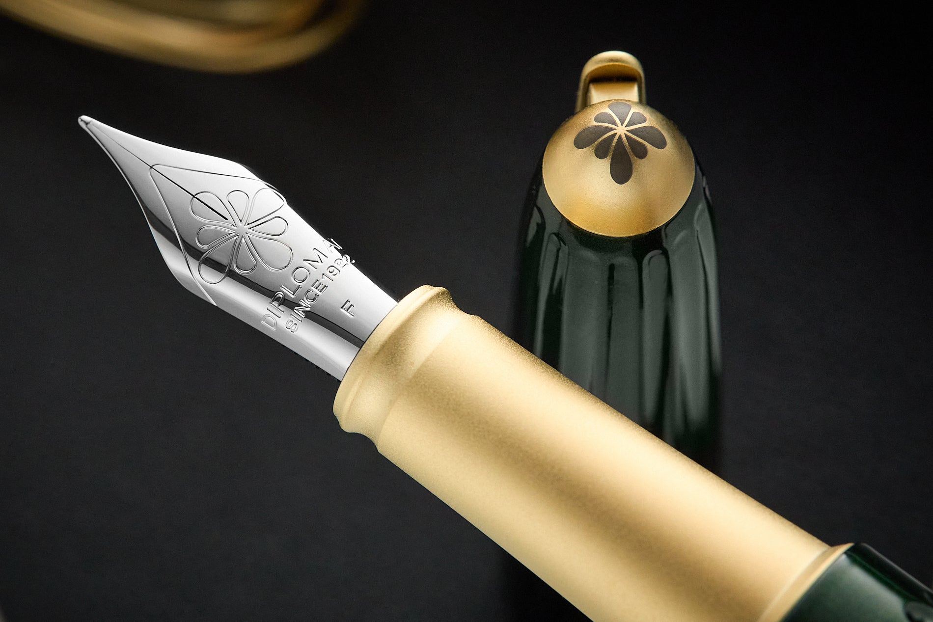 Diplomat Aero Fountain Pen - Evergreen/Gold (Special Edition)