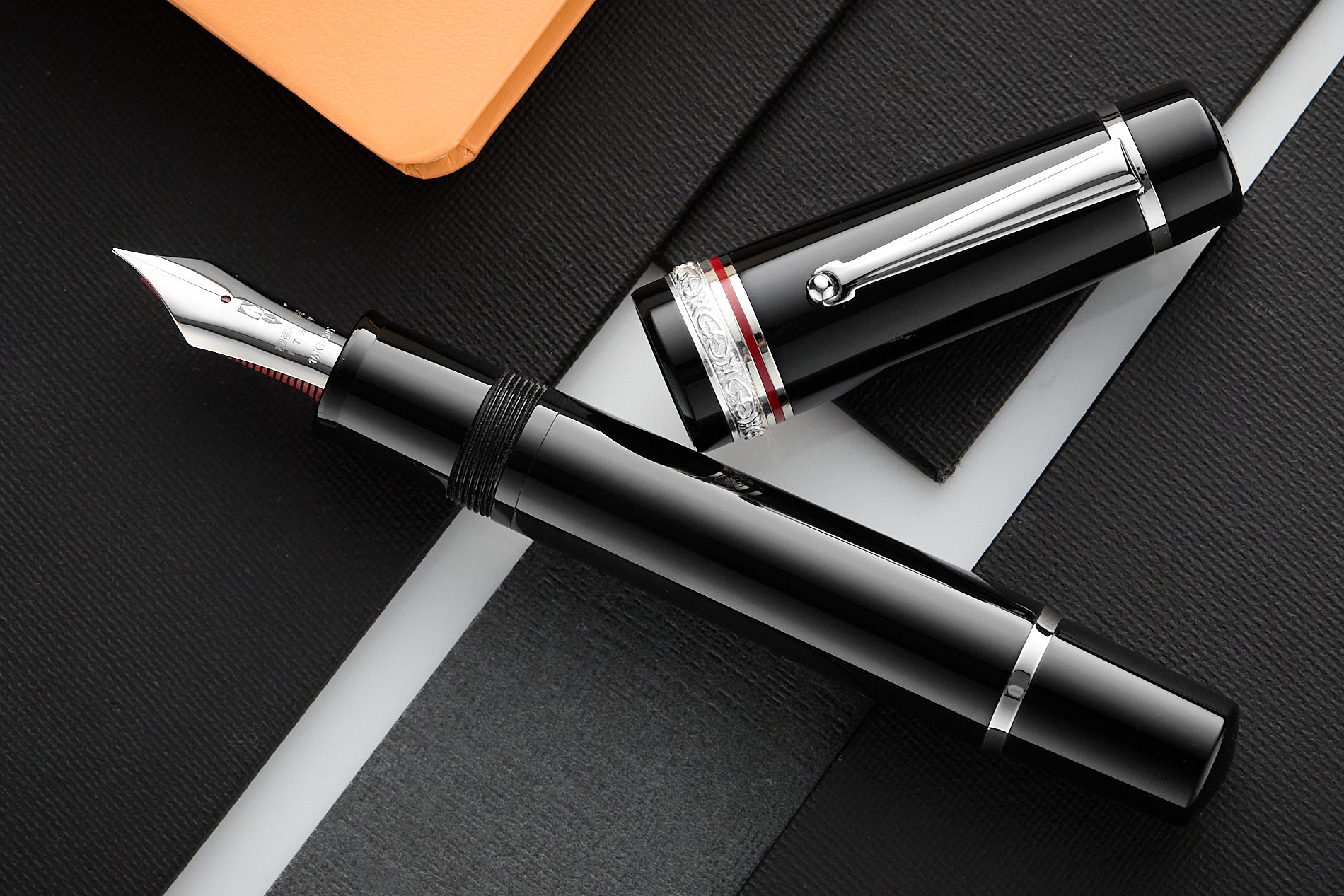 Delta DV Original Oversize Fountain Pen - Magnifica