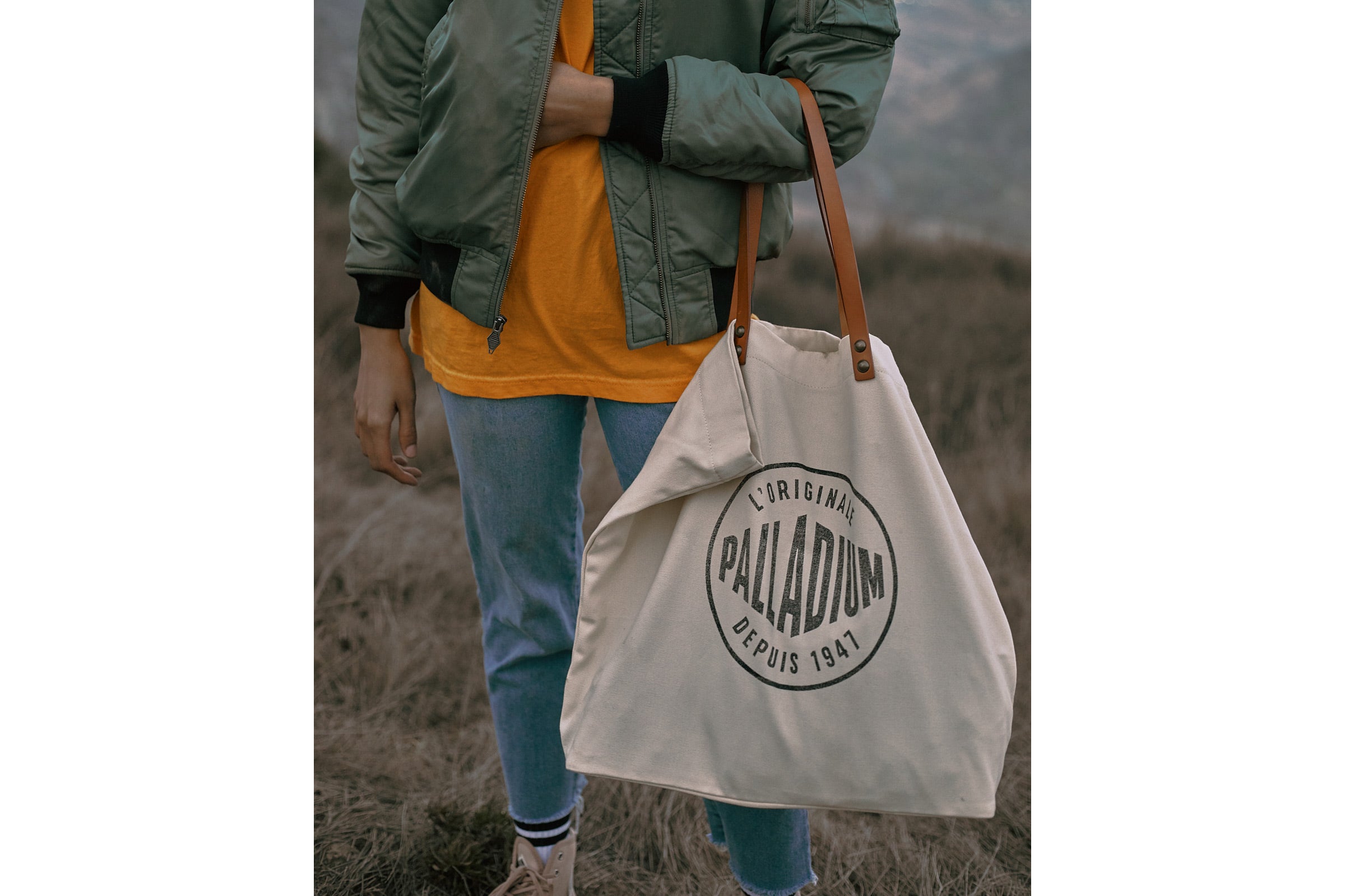 BG587-240 | ROUND LOGO TOTE BAG | IVORY